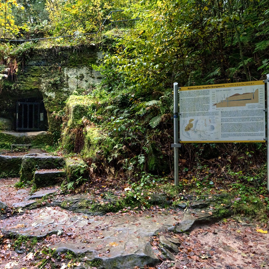 Ein Kupferbergwerk an der Eifel, mit grün überwachsen im Felsen © NDR Foto: Ilka Tempel