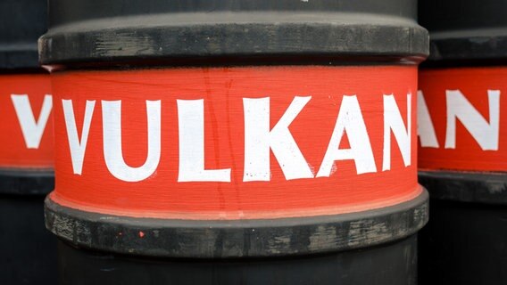Ein schwarzes Bierfass, darauf auf roter Hintergrundfarbe in weißen Buchstaben das Wort "Vulkan" © NDR Foto: Ilka Tempel