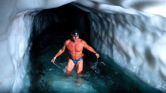 Extremsportler Christof Wandratsch beim Eisschwimmen in einem Natureispalast im Tirol © NDR Foto: Jörg Wunram