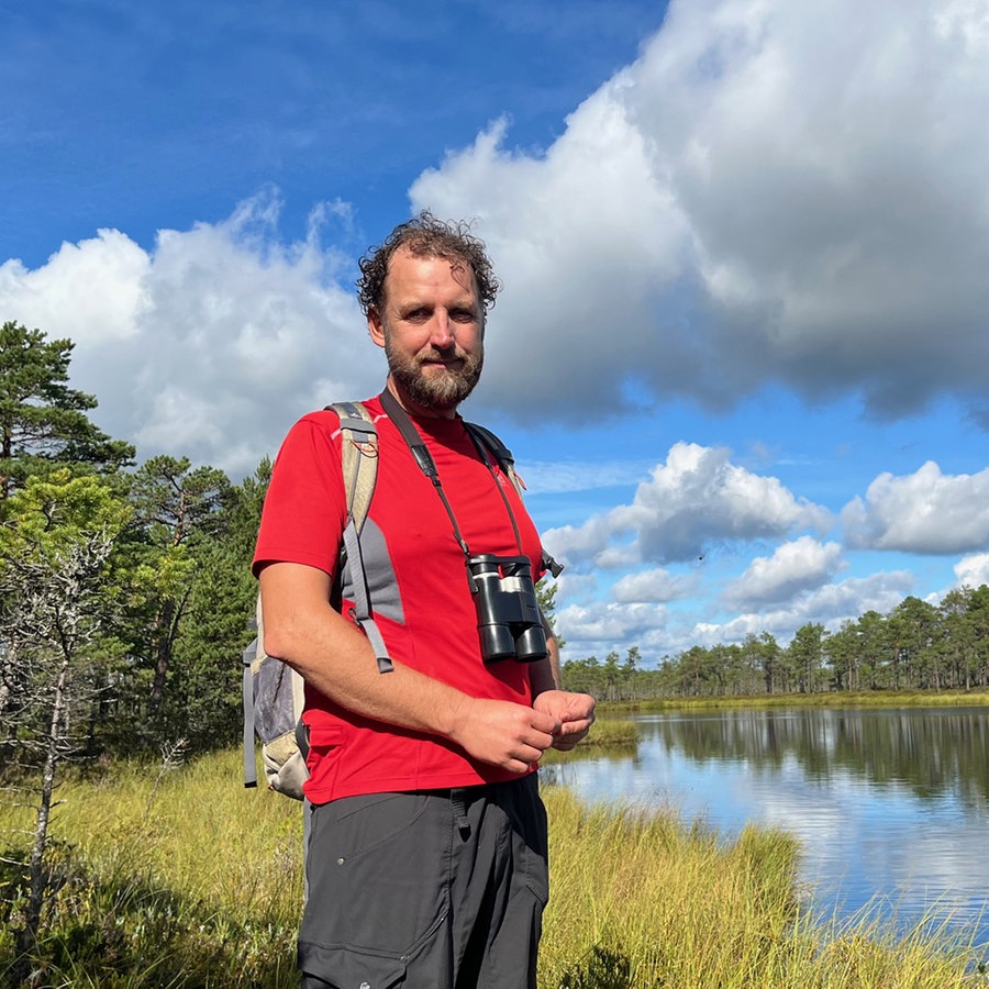 Ein Mann steht mit rotem T-Shirt in einer Landschaft (in Estland) © NDR Foto: Tom Noga