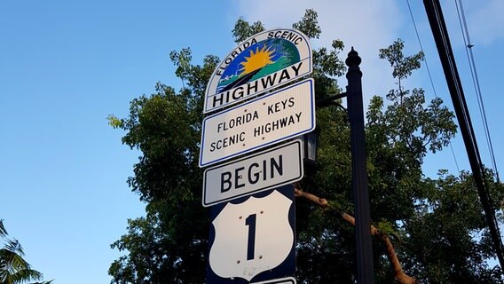 Eine Schild zeigt auf den Scenic Highway in den Florida Keys hin © NDR Foto: Sabine Loeprick