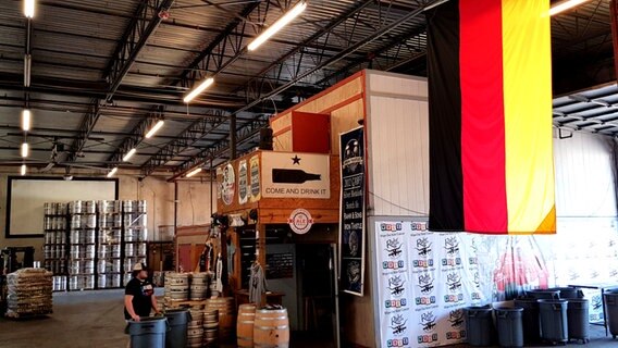 Die Lagerhallen einer Brauerei mit einer deutschen Fahne, die von der Decke hängt in Fort Worth, USA © NDR Foto: Guido Meyer