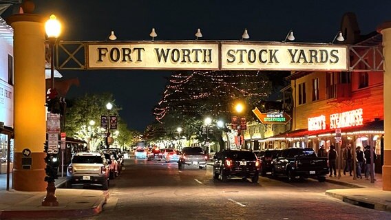 Schilder mit der Aufschrift Forth Worth Stock Yards auf einer Straße bei Nacht von Fort Worth, USA © NDR Foto: Guido Meyer