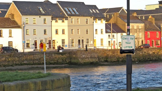 Der Longwalk in Galway, Irland - eine Stadtansicht Der Longwalk in Galway, Irland - eine Stadtansicht © NDR Foto: Julia Rauner