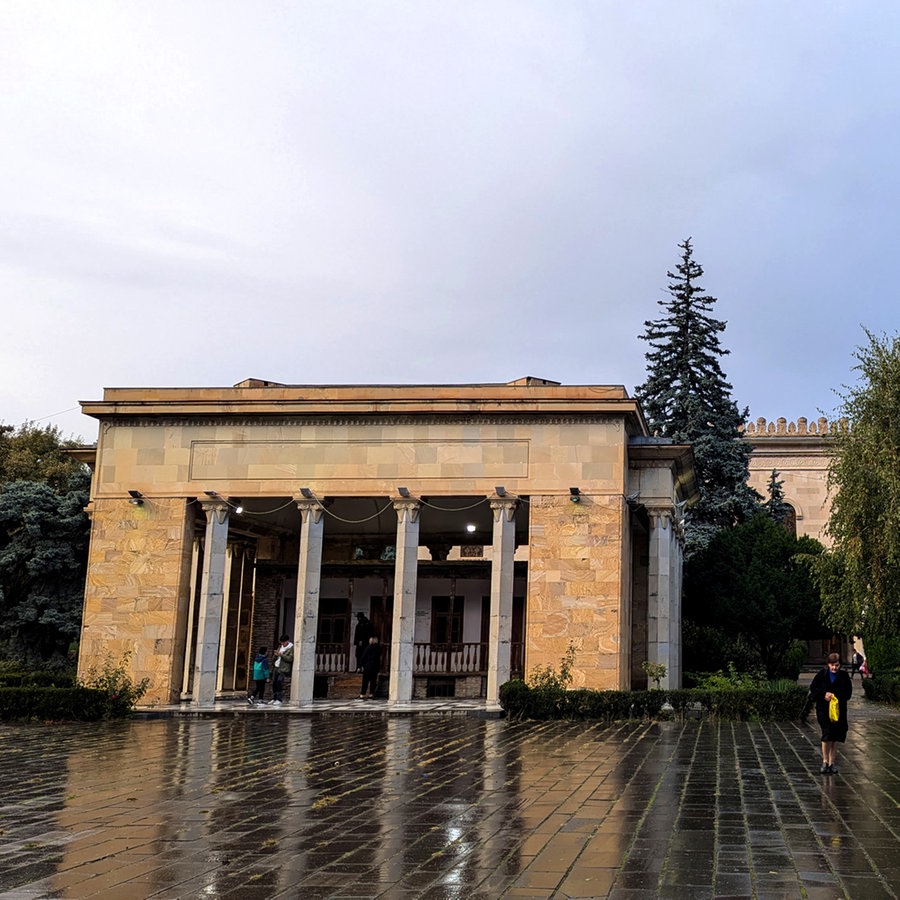 Ein Museum in Gori - Georgien mit Bäumen am Rande © NDR Foto: Tatiana Montik