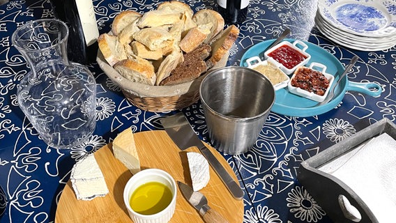 Käse, Dips und Wein - eine Festtafel in Georgien © NDR Foto: Tatjana Montik