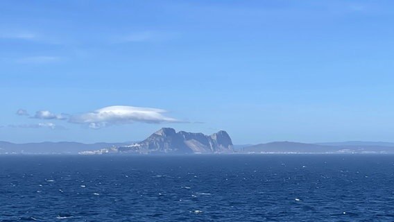 Ein Blick von der Meeresenge Gibraltar auf die Felsen von Gibraltar auf der iberischen Halbinsel © NDR Foto: Dennis Burk und Julia Küppers  