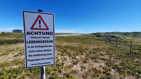 Ein Warnschild weist auf die Einflugschneise des kleinen Flughafens von der Insel Helgoland hin. © NDR Foto: Sebastian Parzanny