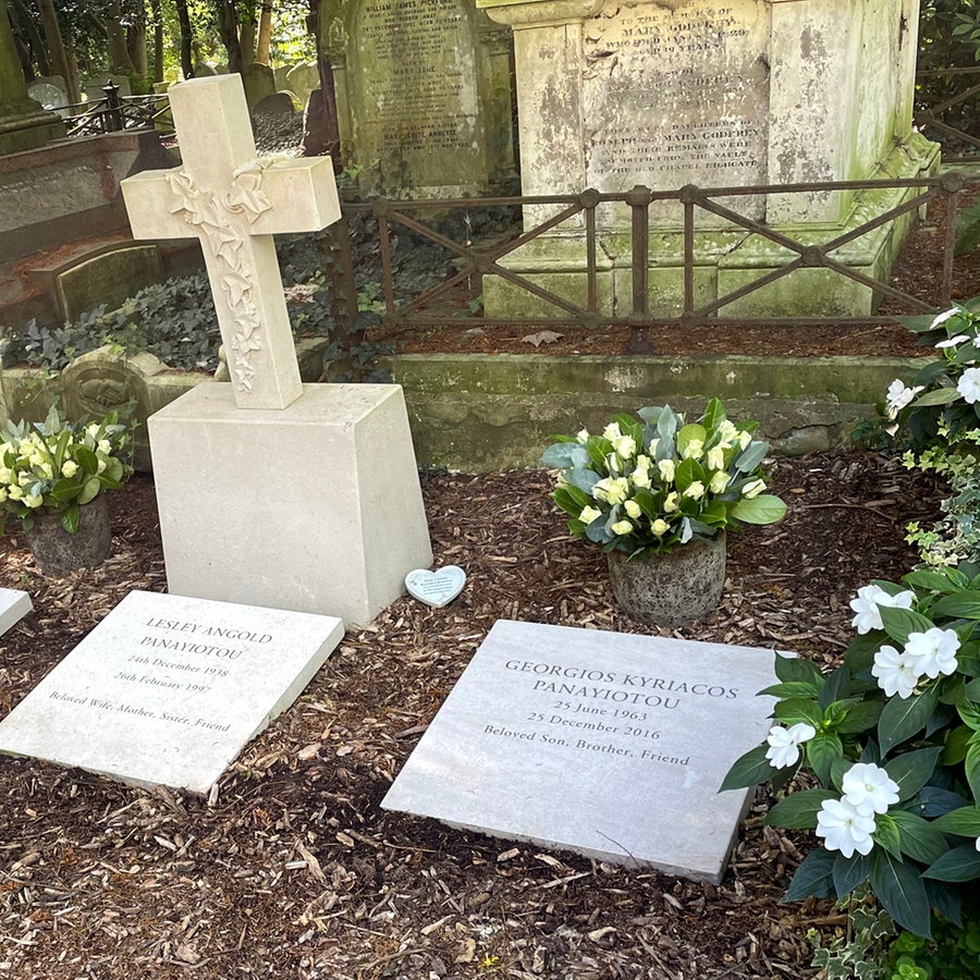 Drei Gräber und ein Kreuz auf dem Highgate Cemetery (Friedhof) in London - das ganz rechts ist das des Sängers George Michael (Georgios Kyriacos Panayotuou, geb. 1963, verstorben am 25. Dezember 2016) © NDR Foto: Anouk Schollähn