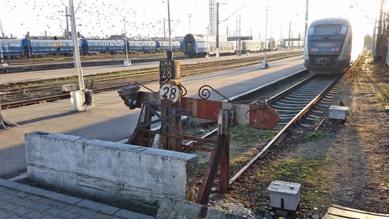 Ein Zug steht am Gleis im Bahnhof Craiova, der Zug fährt nach Widin © NDR Foto: Egon Koch