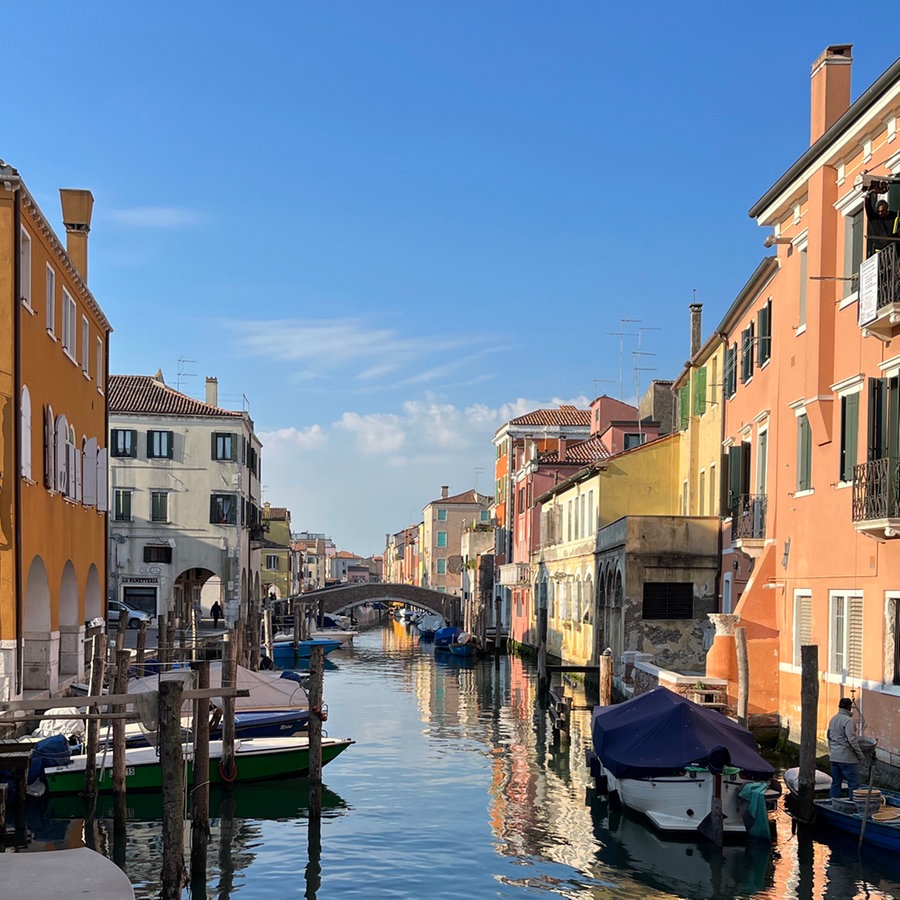 Boote und Gondeln liegen in einem Kanal in Italien in der Stadt Chioggia © NDR Foto: Tom Noga