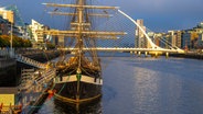 Das irische Schiff Jeannie Johnston erinnert an die große Hungersnot in Irland. Es liegt in Dublin am Fluss Liffey, im Hintergrund die Samuel Beckett Bridge © Gareth McCormack Foto: Gareth McCormack