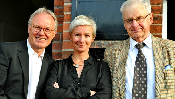 Die Redakteure Wolfgang Heinemann, Dörte Hansen-Jaax und Wolfgang Meisenkothen (v.l.)  beim Jubiläum "60 Jahre zwischen Hamburg und Haiti" vor der Kaffeerösterei in der Speicherstadt  