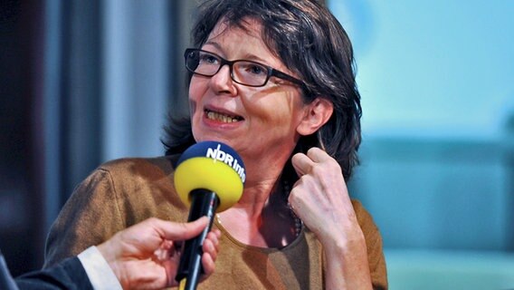 Eine der Stammsprecherinnen, Cornelia Schramm, von "Zwischen Hamburg und Haiti" beim 60. Jubiläum der Sendung © NDR Foto: Patricia Batlle