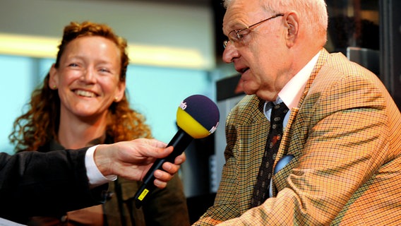 Wolfgang Meisenkothen und Lena Bodewein bei "60 Jahre zwischen Hamburg und Haiti" © NDR Foto: Patricia Batlle