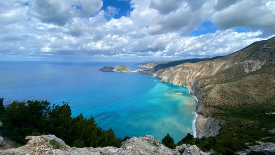 Die felsige Küste einer Ionischen Insel im Westen Griechenlands - von wo Odysseus aus zu der Odyssee gestartet sein soll © NDR Foto: Till Lehmann