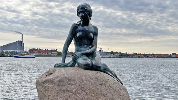 Die Bronzeskulptur der Kleinen Meerjungfrau in Kopenhagen am Hafen © NDR Foto: Dennis Burk und Julia Küppers  