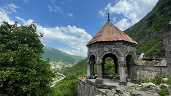 Das Kloster Kobair vor der Kulisse der Berge © NDR Foto: Tatjana Montik