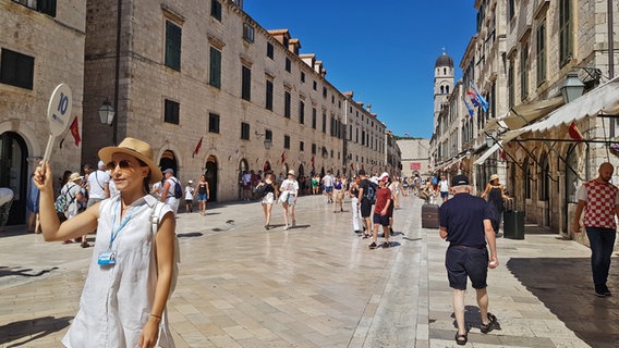Touristen auf der Straße von Dubrovnik © NDR Foto: Thomas Becker