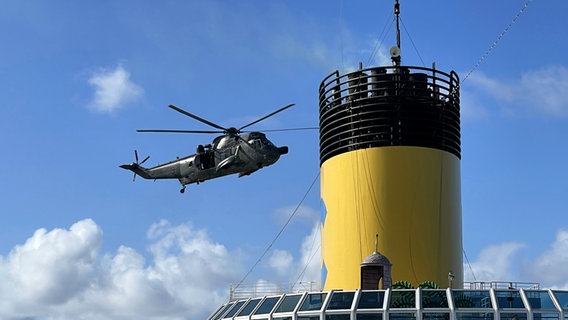 Ein Hubschrauber landet auf einem Kreuzfahrtschiff © NDR Foto: Dennis Burk und Julia Küppers  