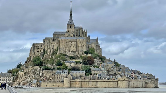 Die Burg auf dem Mont Saint Michel im Atlantik in Frankreich © NDR Foto: Dennis Burk und Julia Küppers  