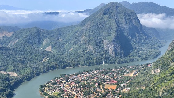 Im Norden von Laos - Vogelflugblick auf die Stadt Nong Khiaw © NDR Foto: Dennis Burk
