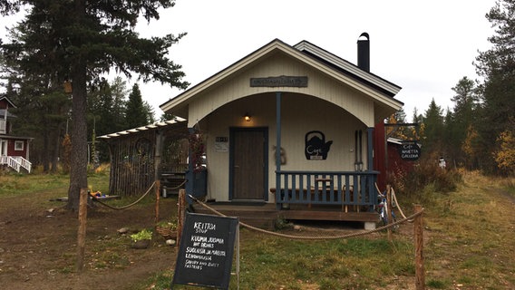Eine Hütte mit Café in Lappland - das Café Navetta Galleria © NDR Foto: Petra Martin