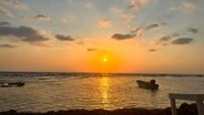 ein Boot im Meer vor Beirut - Abendstimmung am Horizont © NDR Foto: Franziska Amler