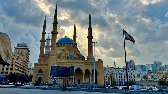 Skyline von Beirut mit Häusern und einer Moschee mit Minaretten © NDR Foto: Franziska Amler