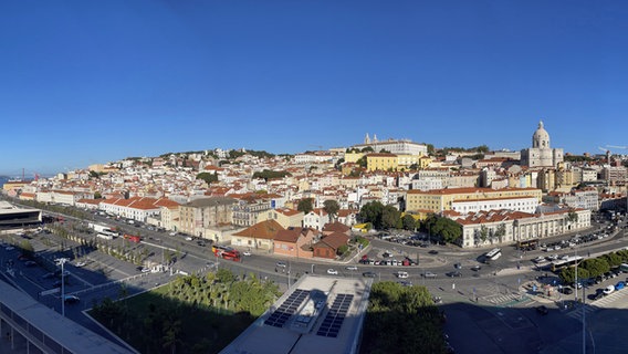 Panoramansicht von Lissabon und den Tejo © NDR Foto: Dennis Burk und Julia Küppers  