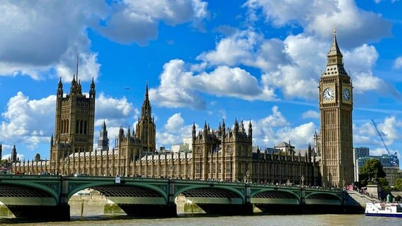 Ein Blick von der Themse auf den Londoner Big Ben und Westminster mit der Brücke über den Fluss © NDR Foto: Dennis Burk und Julia Küppers  