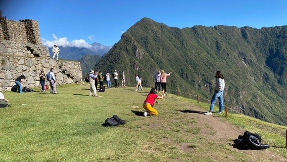 Touristen fotografieren beim Weltkulturerbe Machu Picchu in den Anden © NDR Foto: Tom Noga