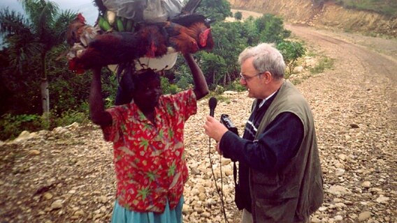 Wolfgang Meisenkothen spricht 2001 mit einer haitianischen Frau © NDR 