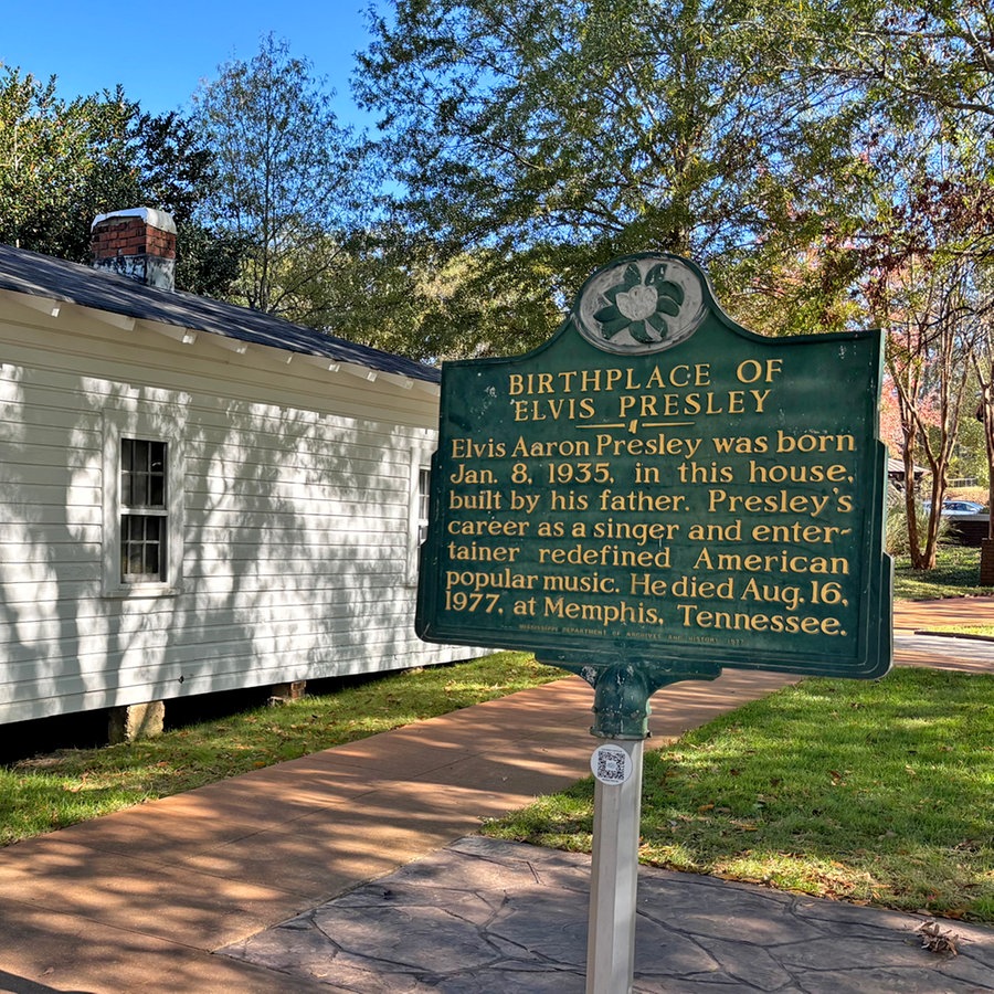 Ein in weiß gehaltenes Holzhaus in Tennessee - Geburtsort von Elvis Aaron Presley © NDR Foto: Tom Noga