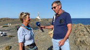 NDR Info Reporter Carsten Vick beim Wandern auf Menorca - und im Gespräch © NDR Foto: Carsten Vick