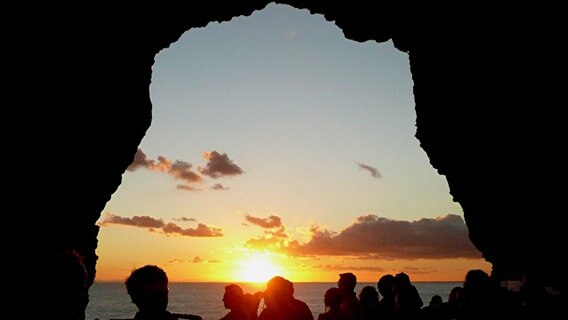 Ein Sonnenuntergang über dem Mittelmeer - gesehen aus einer Höhle auf Menorca © NDR Foto: Carsten Vick