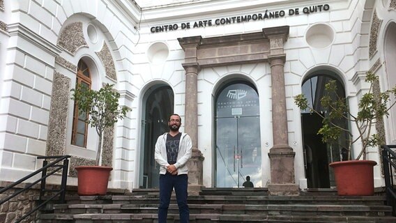 Gledys Mesias ist Kultureller Mediator im Museum für Zeitgenössische Kunst in Quito © NDR Foto: Max-Marian Unger
