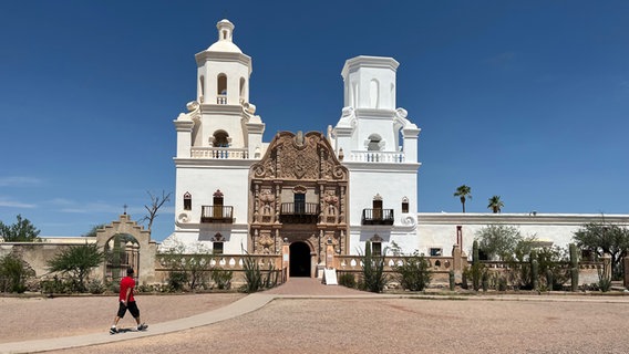 Die Missionskirche San Xavier del Bac in Mission Garden in Tucson Arizona (USA) © NDR Foto: Tom Noga