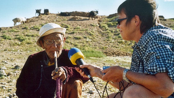 Doris Jankowski beim Versuch, einen Hirten auf mongolisch zu interviewen. © NDR/Irmtraud Taubert 