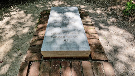 Stein auf einem Sklavengrab auf dem Anwesen Mount Vernon © NDR Foto: Michael Marek / Antja Steinbuch