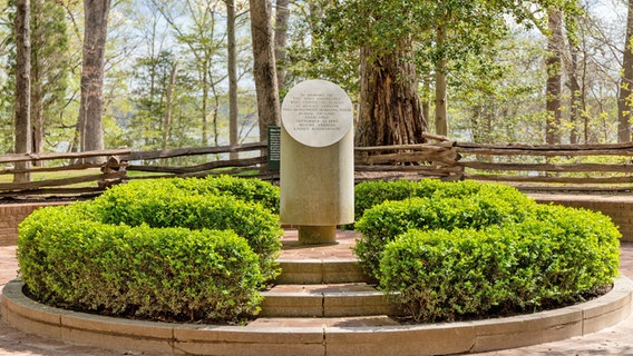 Ein Grabstein markiert unbekannte Sklavengräber auf dem Anwesen Mount Vernon © NDR Foto: Michael Marek / Anja Steinbuch