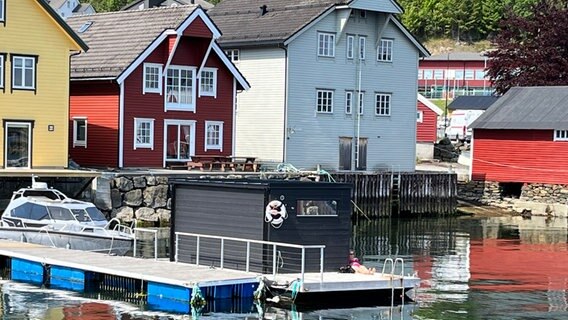 Bunte Holzhäuser am einem Fjord in Norwegen © NDR Foto: Carsten Vick