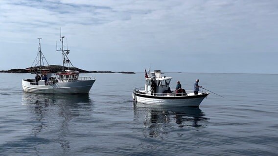 Zwei Fischerboote in Norwegen © NDR Foto: Carsten Vick