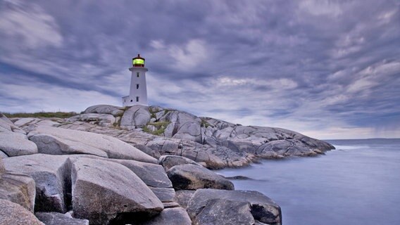Ein Leuchtturm bei aufziehendem Sturm an der Küste von Neuschottland - Nova Scotia in Kanada © picture alliance / All Canada Ph 