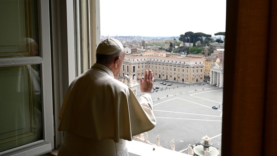 Papst Franziskus schaut 2020 während des Regina-caeli-Gebetes aus dem Fenster im Apostolischen Palast auf dem menschenleeren Petersplatz © picture alliance/dpa/Vatikan Media 