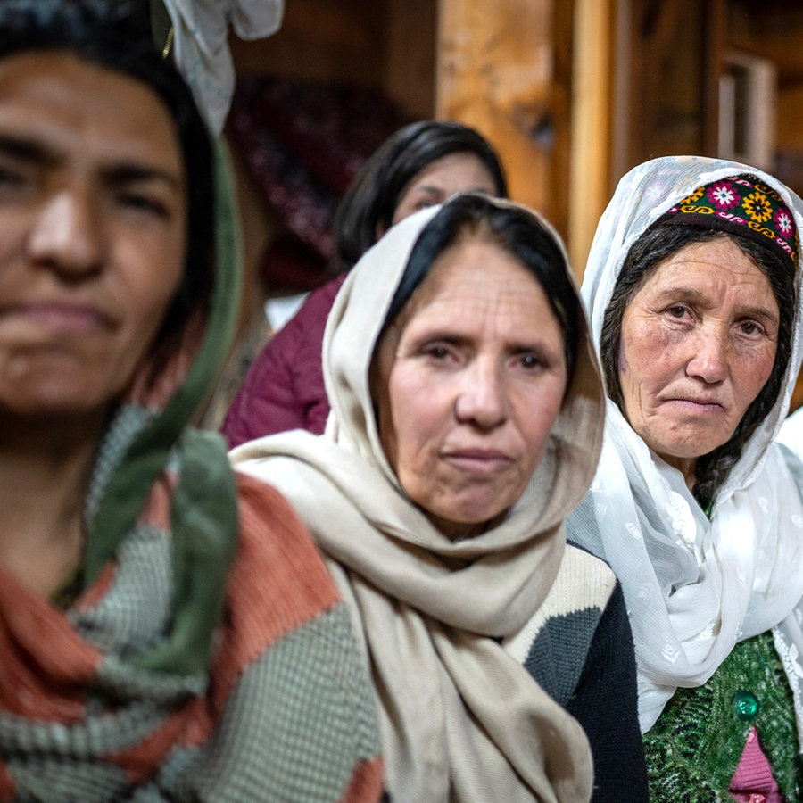 Frauen in Pakistan mit weißen Kopftüchern schauen bei einer Hochzeit bei der Zeremonie zu © NDR Foto: Johanna Sagmeister