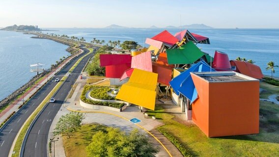 DAs von Frank Gehry entworfene Museum der Artenvielfalt (Biodiversidad) in Panama © NDR Foto: Michael Marek