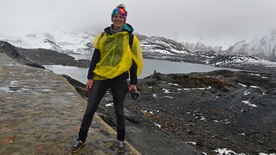 Eine Reporterin mit Winterkleidung in den Anden von Peru auf 5.000 Metern Höhe © NDR Foto: Anne Passow