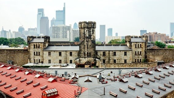 Das Gefängnis Eastern State Penintentary in Philadelphia von oben gesehen, dahinter die US-Metropole © NDR Foto: Michael Marek
