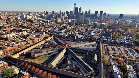 Das Gefängnis Eastern State Penintentary in Philadelphia  aus Vogelflugperspektive, dahinter die US-Metropole © NDR Foto: Michael Marek